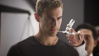 44. Дивергент, глава 2: Инсургент (2015)