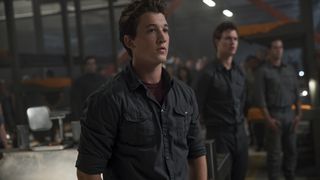 16. Дивергент, глава 3: За стеной (2016)