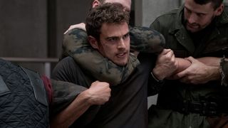 17. Дивергент, глава 3: За стеной (2016)