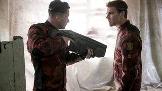 26. Дивергент, глава 3: За стеной (2016)