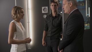 27. Дивергент, глава 3: За стеной (2016)