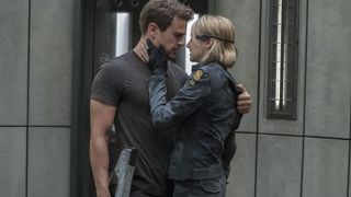 4. Дивергент, глава 3: За стеной (2016)