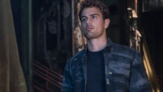 42. Дивергент, глава 3: За стеной (2016)