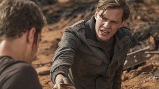 8. Дивергент, глава 3: За стеной (2016)