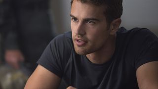 9. Дивергент, глава 3: За стеной (2016)