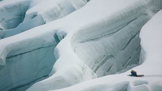 16. Касаясь пустоты (2003)