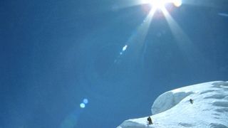 17. Касаясь пустоты (2003)