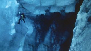 21. Касаясь пустоты (2003)