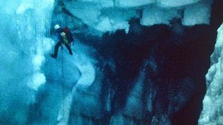 28. Касаясь пустоты (2003)