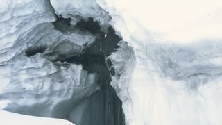 37. Касаясь пустоты (2003)