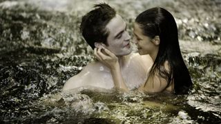44. Сумерки. Сага. Рассвет: Часть 1 (2011)