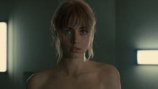 141. Бегущий по лезвию 2049 (2017)