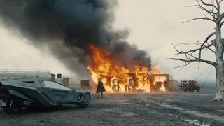 77. Бегущий по лезвию 2049 (2017)