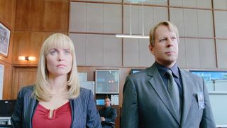 37. Суррогаты (2009)