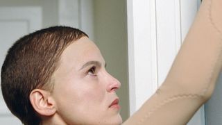 28. Кожа, в которой я живу (2011)