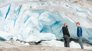 18. Из машины (2014)