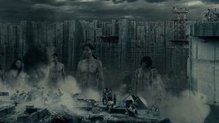 21. Атака титанов. Фильм первый: Жестокий мир (2015)