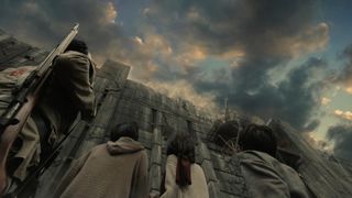 23. Атака титанов. Фильм первый: Жестокий мир (2015)