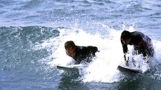 38. На гребне волны (1991)