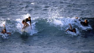 44. На гребне волны (1991)