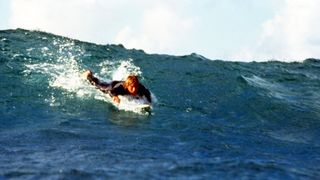 49. На гребне волны (1991)