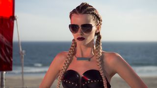 2. Неоновый демон (2016)