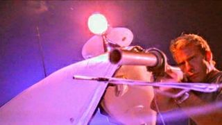 33. Глубокое синее море (1999)