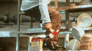 75. Глубокое синее море (1999)