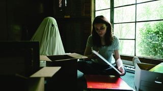 10. История призрака (2017)